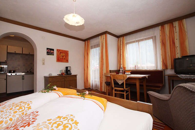 Schlafzimmer in der Ferienwohnung 1 im Apart Alpinea im Kaunertal