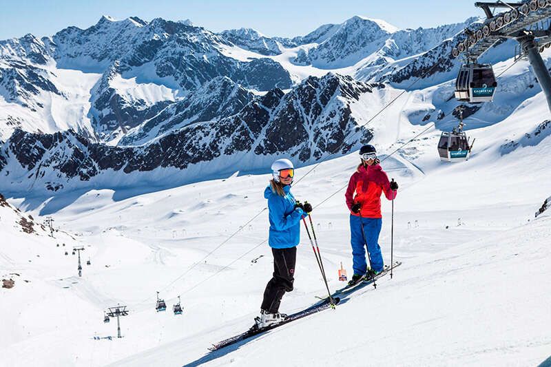 Skifahrer im Kaunertaler Gletscher Skigebiet