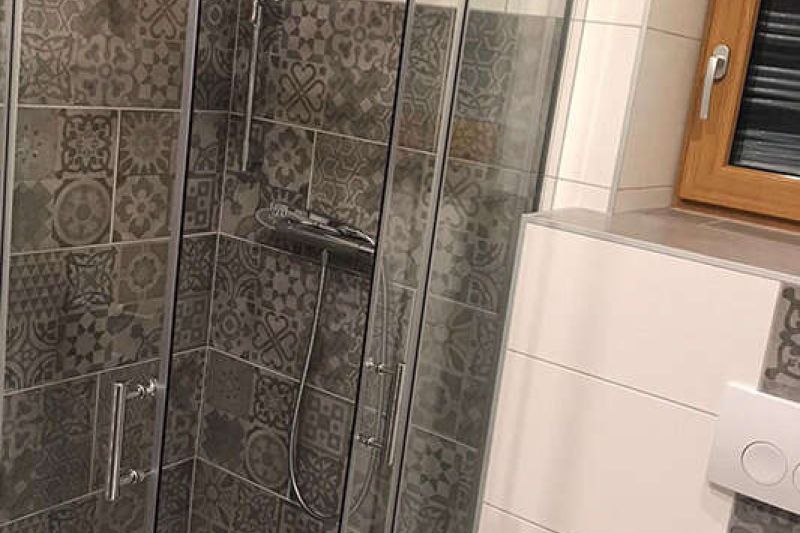Dusche in der Ferienwohnung 2 im Apart Alpinea