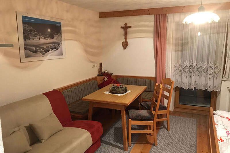 Wohn-Essbereich im Appartement 2 im Apart Alpinea in Kauns