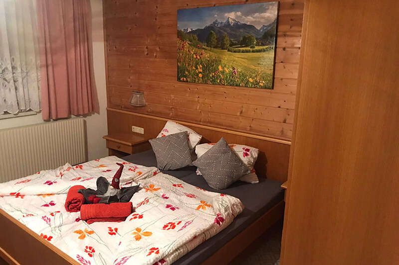Schlafzimmer im Appartement 2 im Apart Alpinea in Tirol