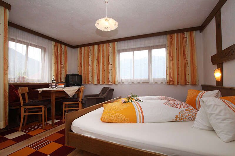 Doppelbettzimmer im Appartement 1 im Apart Alpinea in Tirol